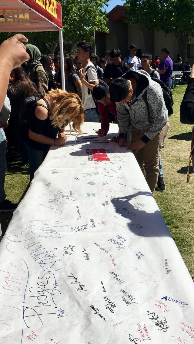 Students sign text pledge